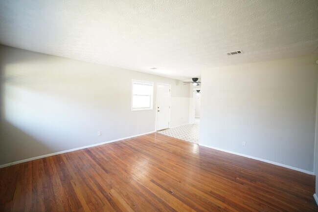 Foto del edificio - 318 Meadowbrook Ln