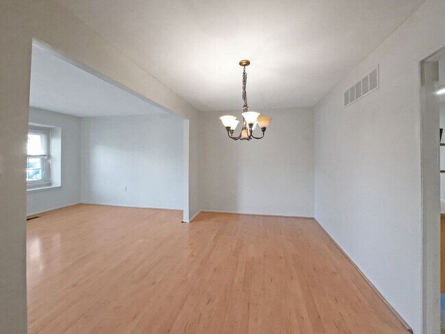 Foto del edificio - Bright & Spacious 3-Bedroom Townhome in Sought-After Rosedale/White Marsh!