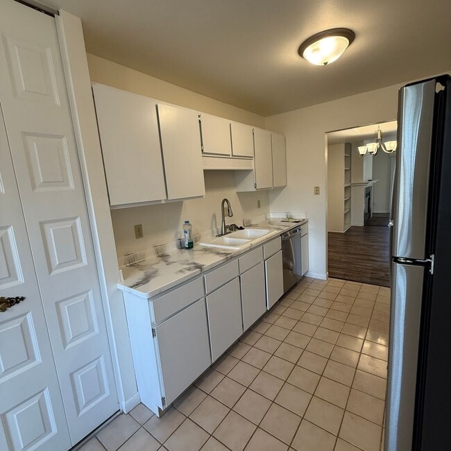 Building Photo - 213-217 N Thompson Rd