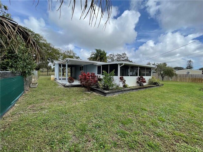 Foto del edificio - 1029 W Country Club Cir