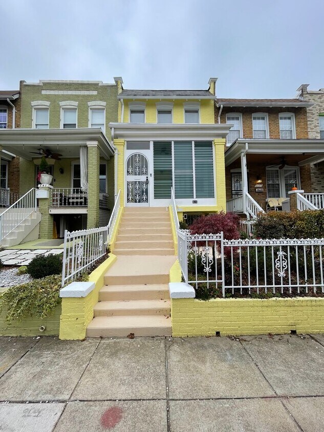 Foto principal - Charming 1928 Row Home for Rent with Modern Amenities — 2 Bedroom4 Bath, 2 Kitchens, located in K...