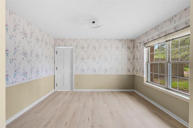 Foto del edificio - 3315 Crestdale Dr