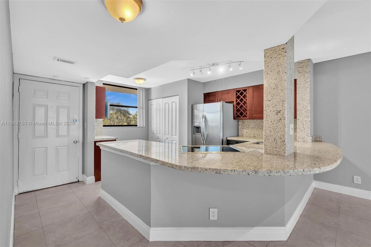 Foto principal - 118 Lake Emerald Dr