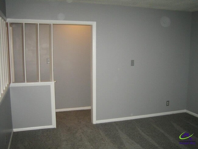 Building Photo - 6 Hampton Square