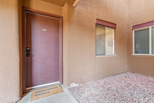 Building Photo - 1810 E Blacklidge Dr
