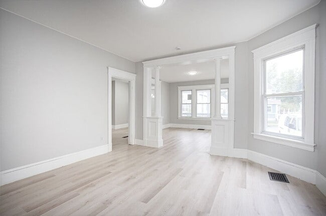 Building Photo - 140 Johnson St