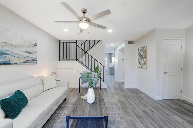 Building Photo - 911 Silver Quail Ln