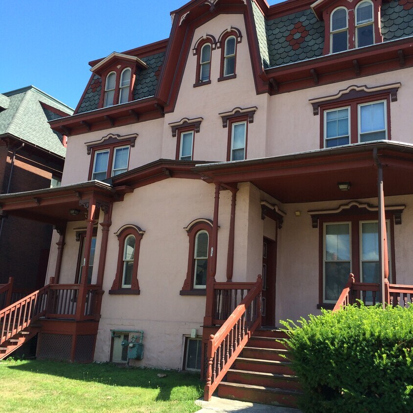 Foto principal - 725 W 3rd St