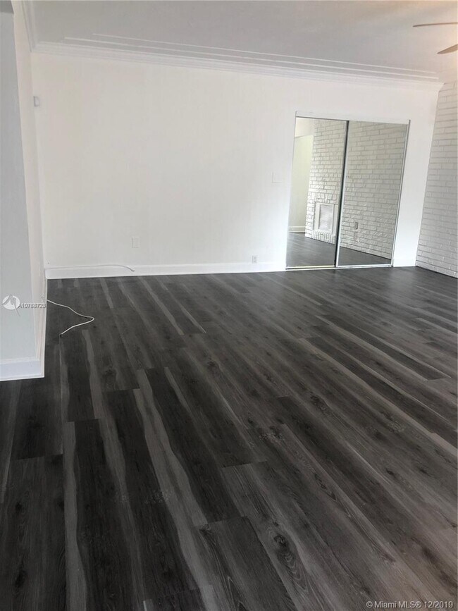 Foto del edificio - 2651 Monroe St