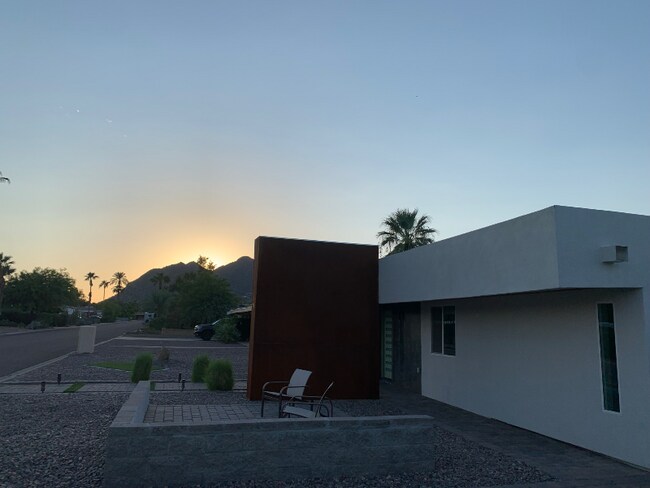 Foto del edificio - 7114 E Orange Blossom Ln