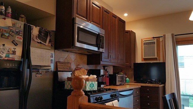 Interior Photo - 718 Leonard St