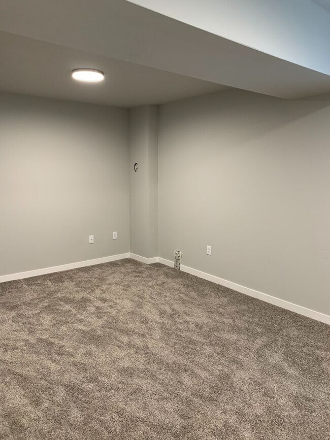 Foto del edificio - Immaculate 4-5 bed 3.5 Bath Townhouse