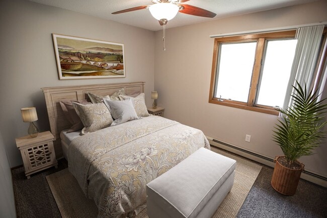 Building Photo - 2 Bedroom available at Woodridge Apartments in Northfield!