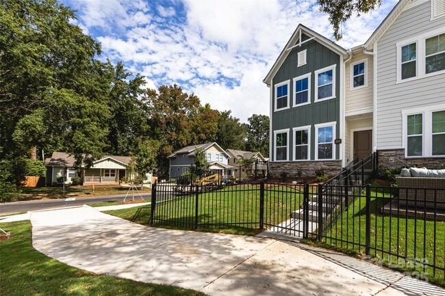 Building Photo - 2550 Lydia Ave