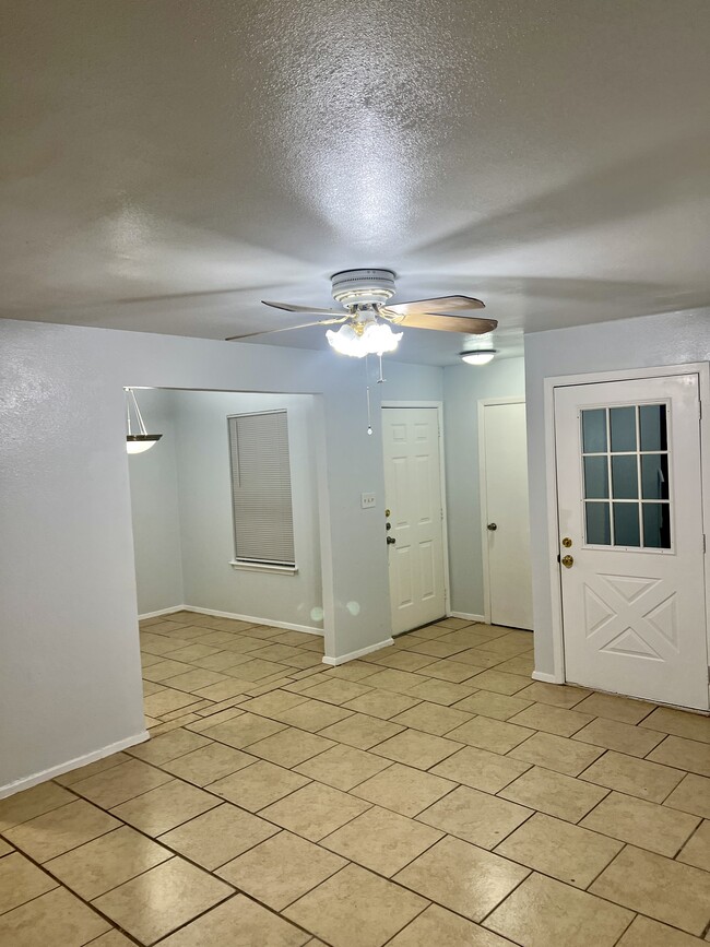 Building Photo - 2112 Tanglewood St