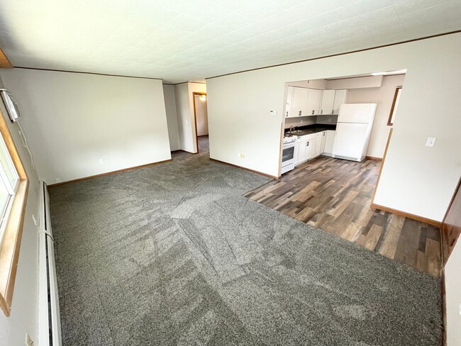 Building Photo - Beautiful Updated 2 Bedroom Apartment with...
