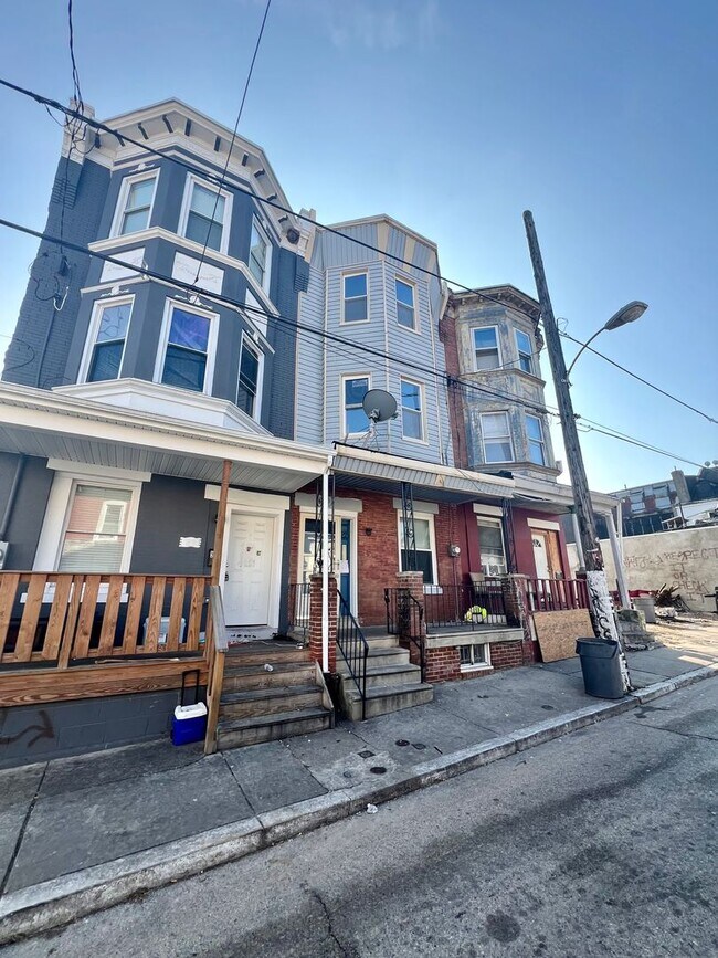 Foto del edificio - Renovated 4-Bedroom Townhome in Germantown...