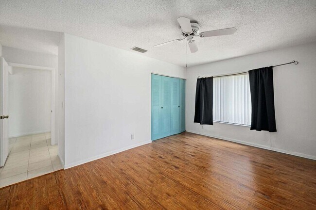 Foto del edificio - 5621 Teakwood Rd