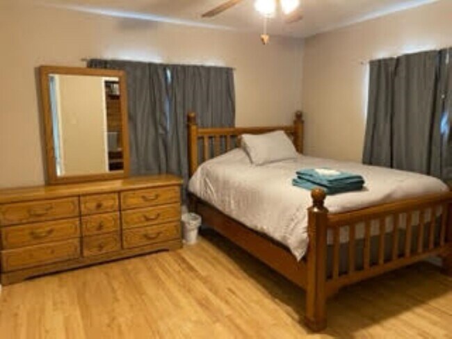 Foto del edificio - 884 N Maple St