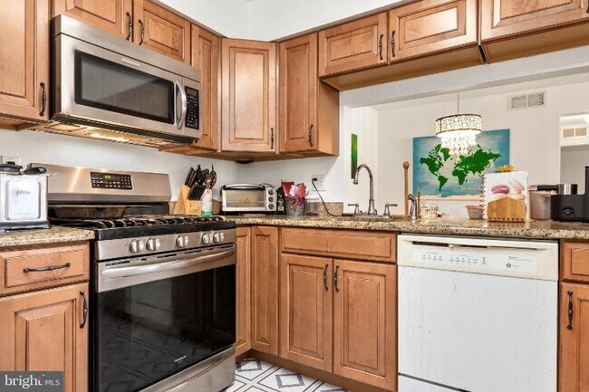Building Photo - 2102B Denham Ct