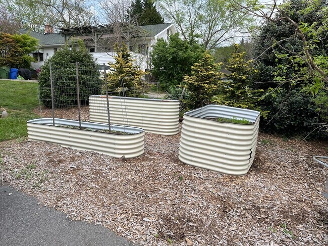 Building Photo - 12 Twig Lane - Gorgeous, spacious home in ...