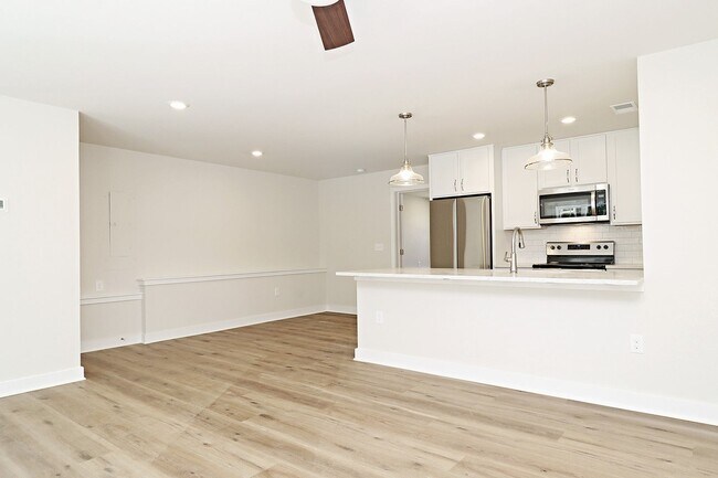 Building Photo - Dog-Friendly End-Unit Apartment