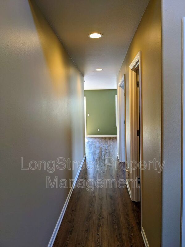 Building Photo - 800 SE Bayshore Cir