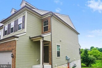 Building Photo - 49 Locks Farm Ln
