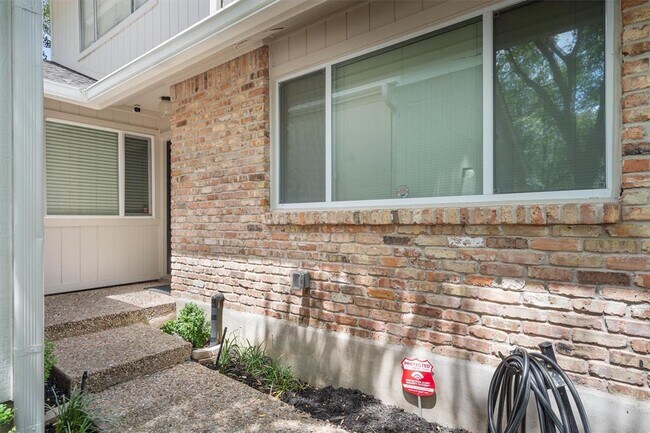 Foto del edificio - 8310 Summerwood Dr
