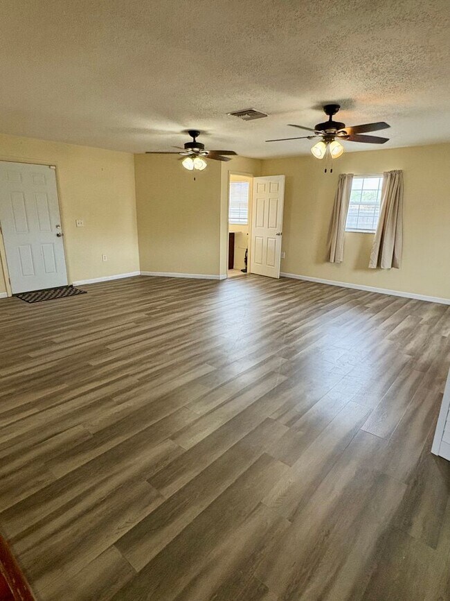 Foto del edificio - Spacious 3/2 on large lot in Paradise Park (Ft. Pierce) W/ LAWN CARE INCLUDED