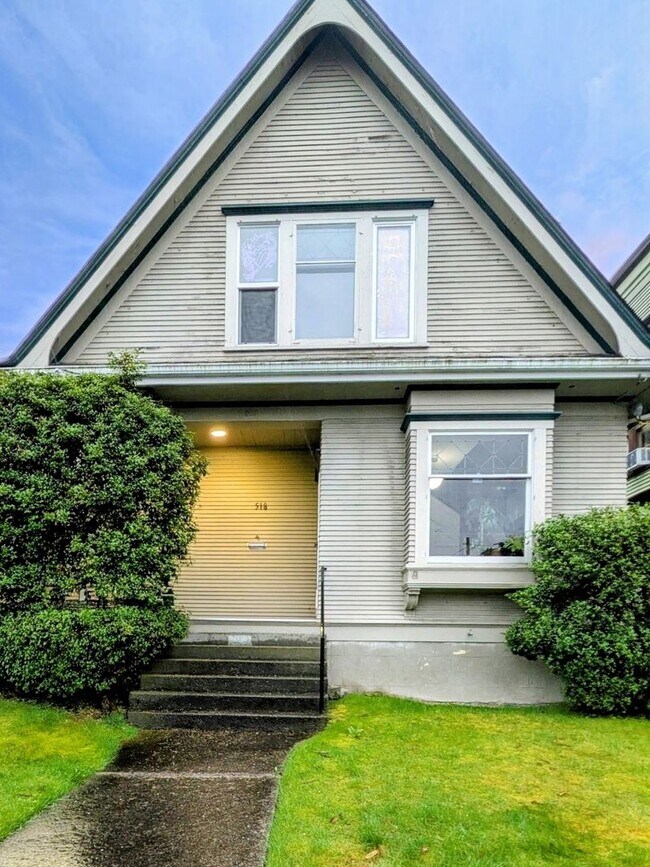 Foto del edificio - Large Home for Available for Preleasing in Historic York Neighborhood!