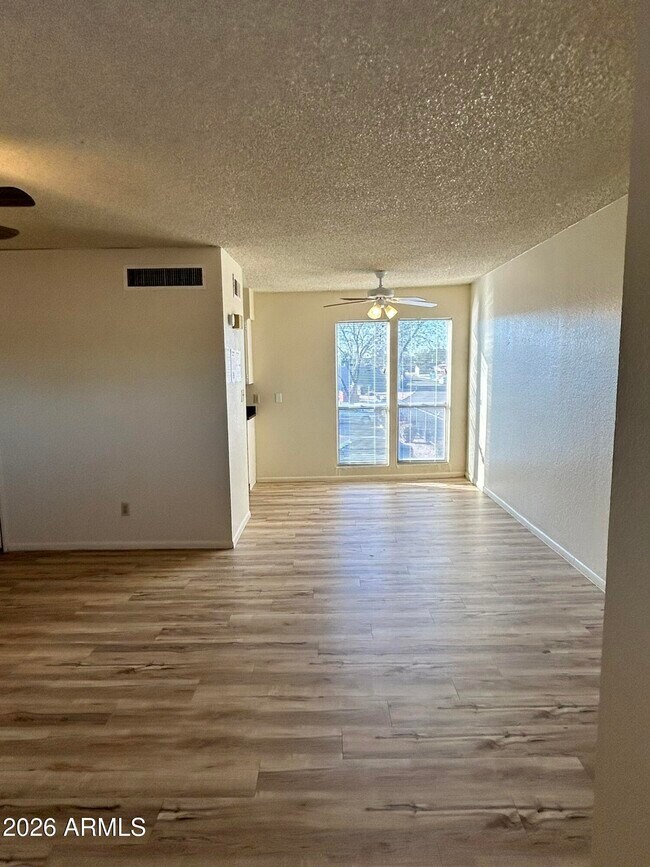 Building Photo - 2652 E Oakleaf Dr