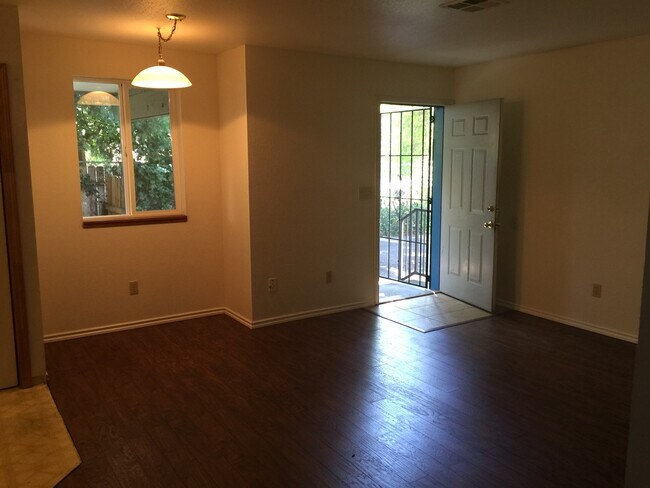 Foto del edificio - 910 NW D St