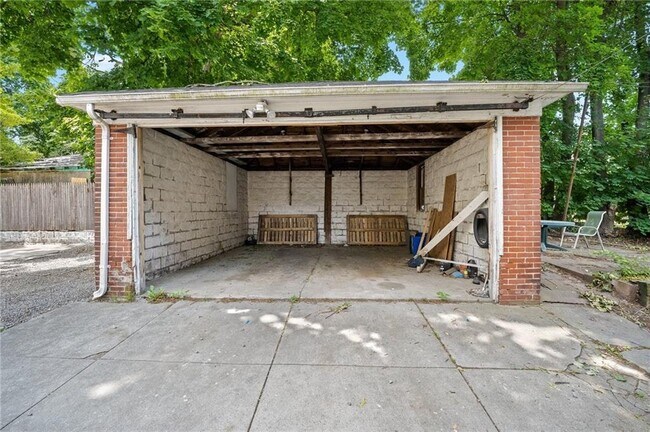 Foto del edificio - 74 Pembroke Ave