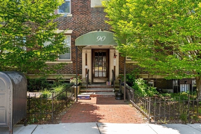 Building Photo - 96 Bynner St