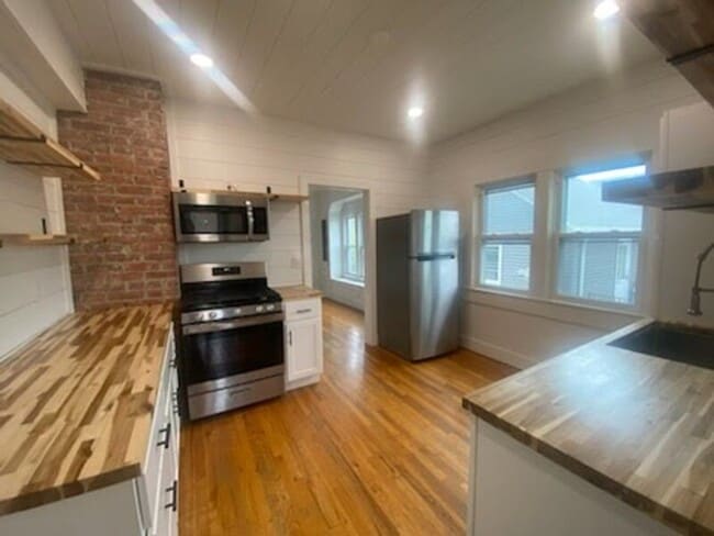 Foto del edificio - 2173 Wyandotte Ave