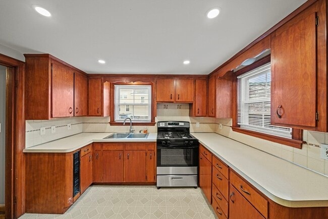 Building Photo - 24 Chestnut St