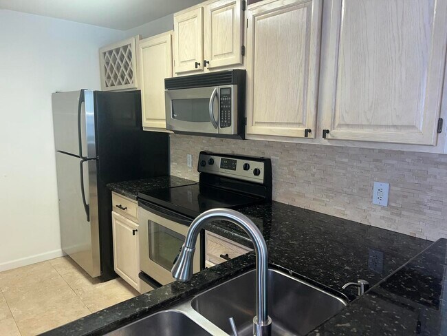 Foto del edificio - 1760 Palm Cove Blvd