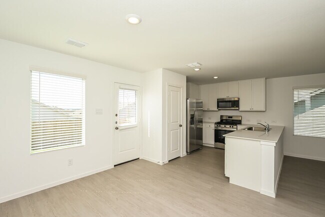 Foto del edificio - 10721 Revolver Dr