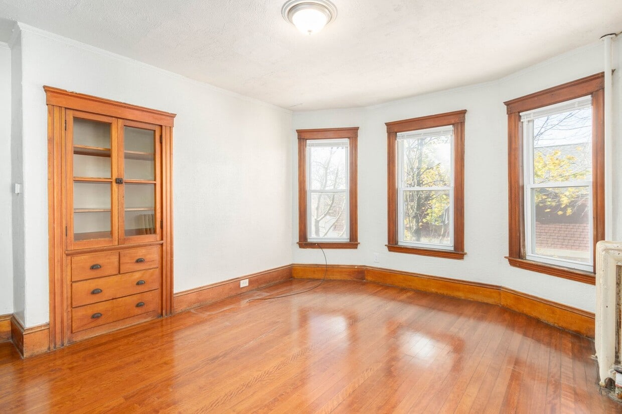 Primary Photo - Large, newly renovated 4 bed unit with in-...