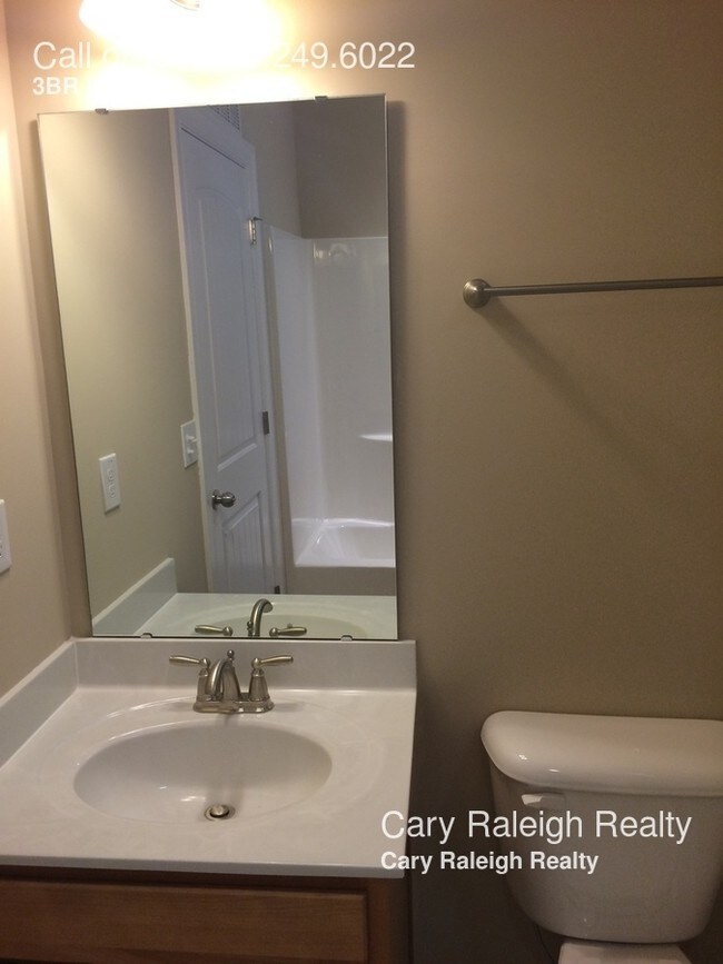Building Photo - 530 Village Loop Dr