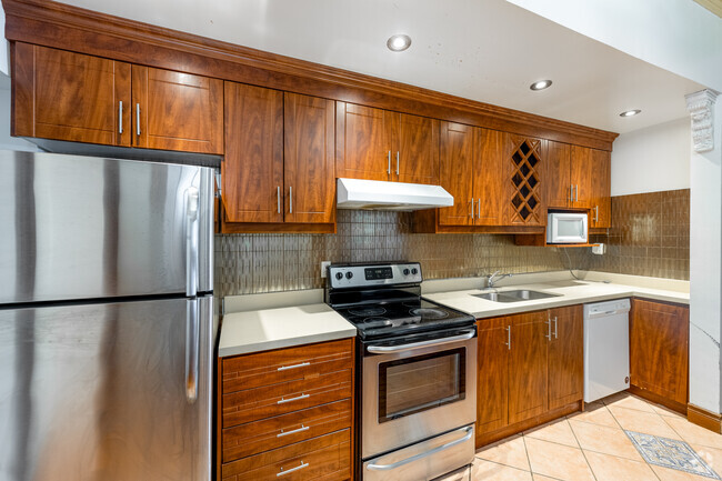 2BR1.5BA - 71 Spadina Rd