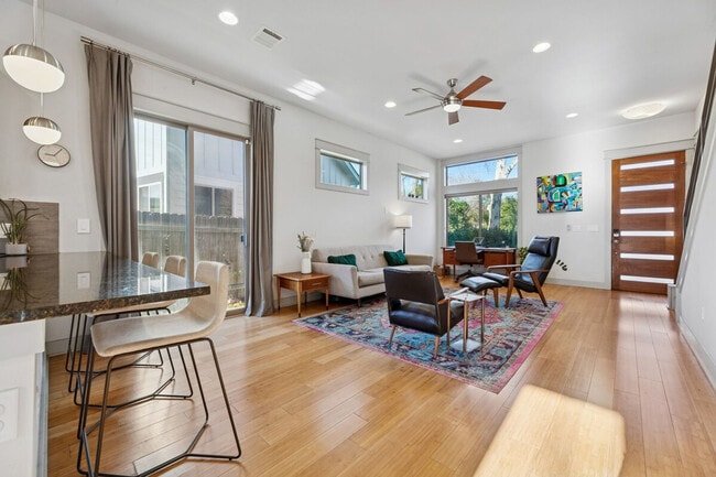 Building Photo - 6006 Aurora Dr