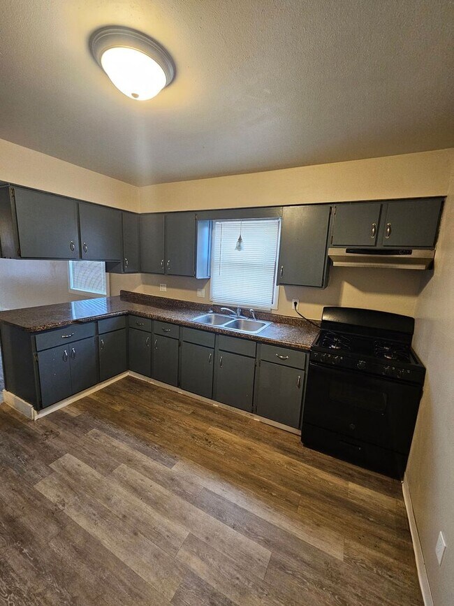 Foto del edificio - 10444-10446 W Jonen St. (Duplex)