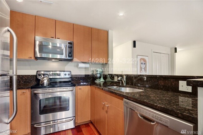 Building Photo - 2 br, 1 bath Condo - 8244 126th Ave NE #Un...