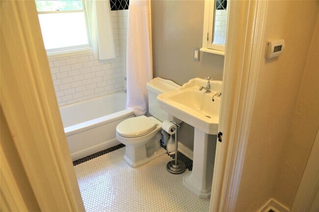 Foto del edificio - Charming 2 bed 1 bath Furnished, Utilities Included