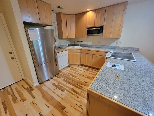 Building Photo - Charming First Floor Condo In Downtown Boulder- Available Immediately through 7/31