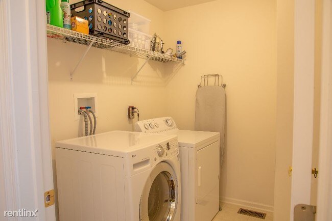Building Photo - 3 br, 2.5 bath Townhome - 1017 Buckingham Dr