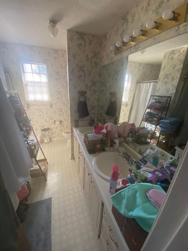 Building Photo - 3860 Crest Dr