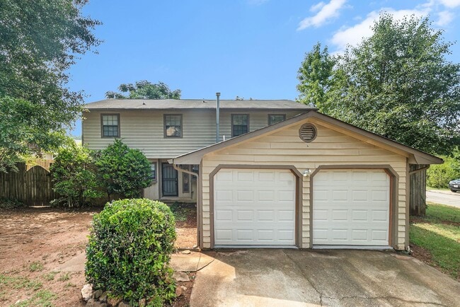 4 bdrm, 2 bath home w/ a pool! Pool service included! - 4 bdrm, 2 bath home w/ a pool! Pool service included!